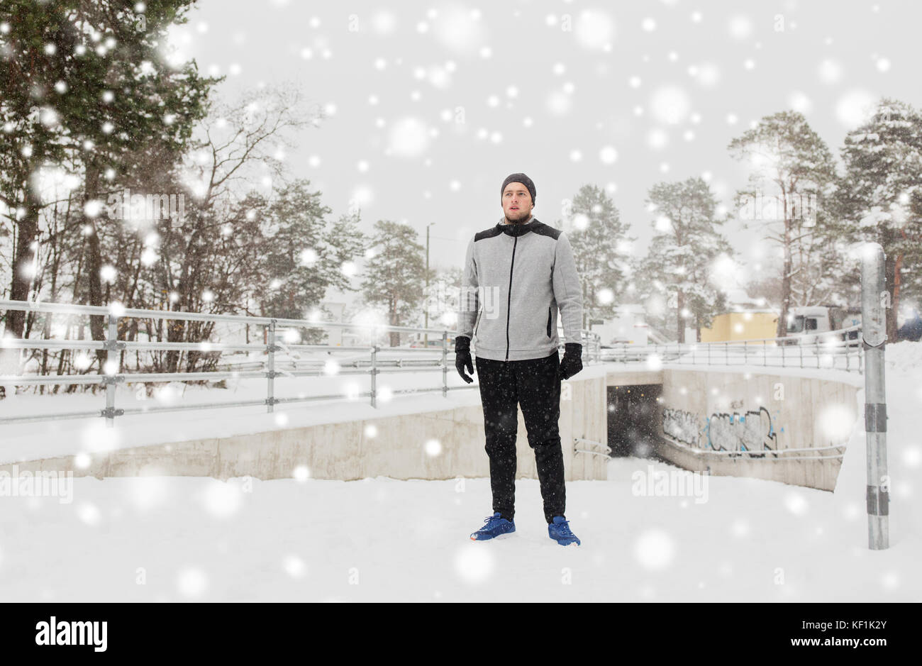 Uomo di sport d'inverno all'aperto Foto Stock