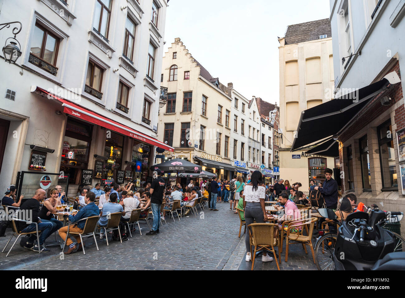 Bruxelles, Belgio - 26 agosto 2017: la gente in un bar con un drink e a camminare su una strada a Bruxelles, in Belgio Foto Stock