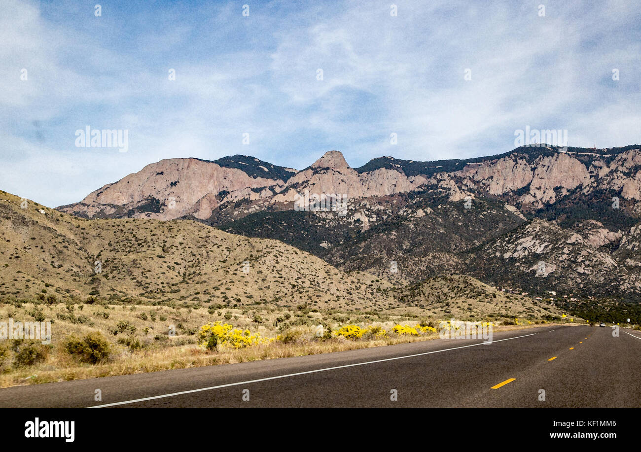 Il Sandia Mountains sorge sopra la città di Albuquerque Foto Stock