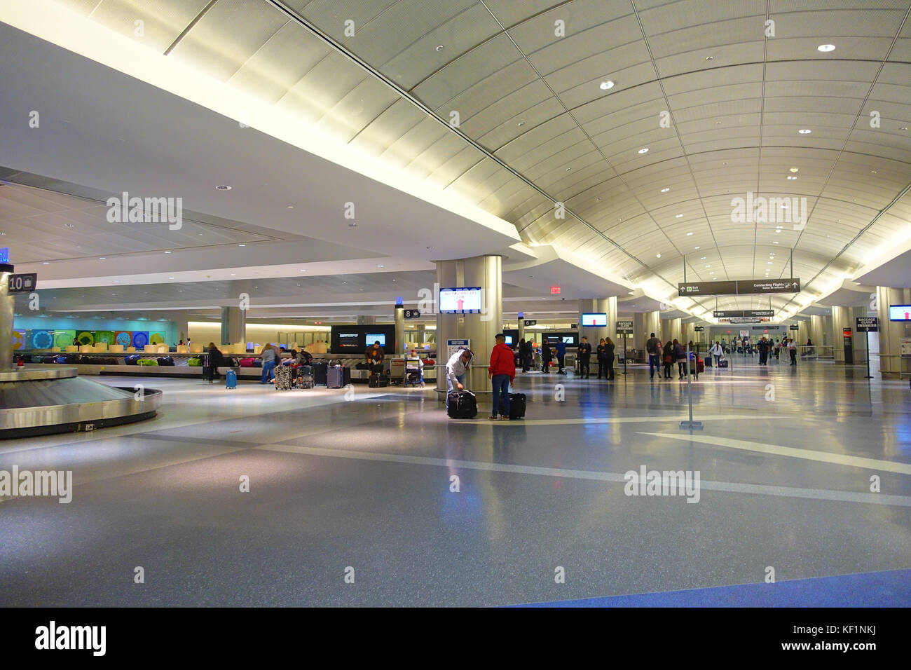 Houston, esa settembre 19, 2017: i passeggeri non identificato a piedi con lugagge in airport houston aeroporto intercontinentale, Houston, TX Foto Stock
