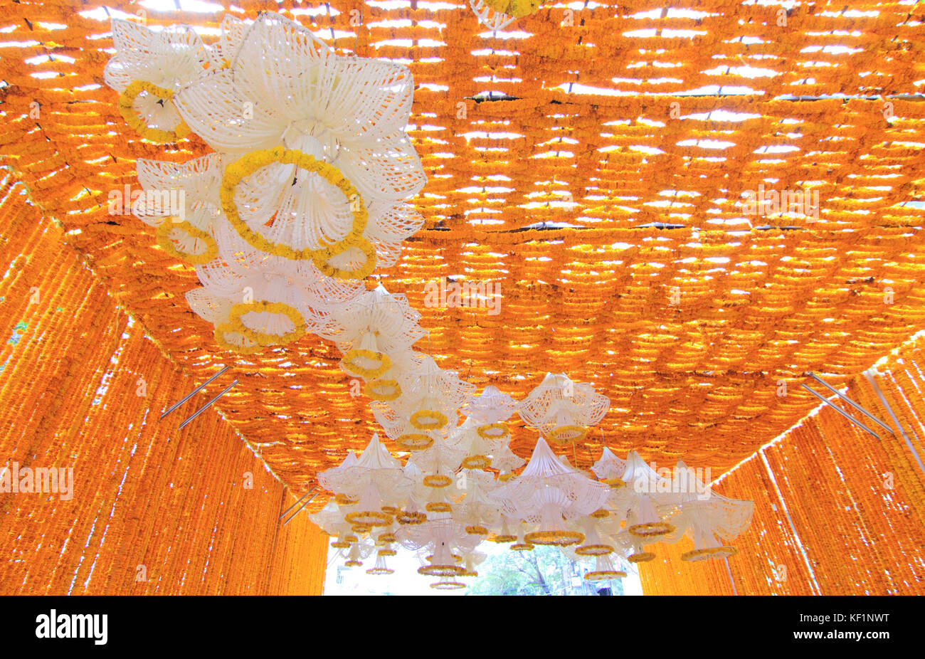 Composizione floreale in tunnel di thai royal cremazione cerimonia al pak klong mercato dei fiori Foto Stock