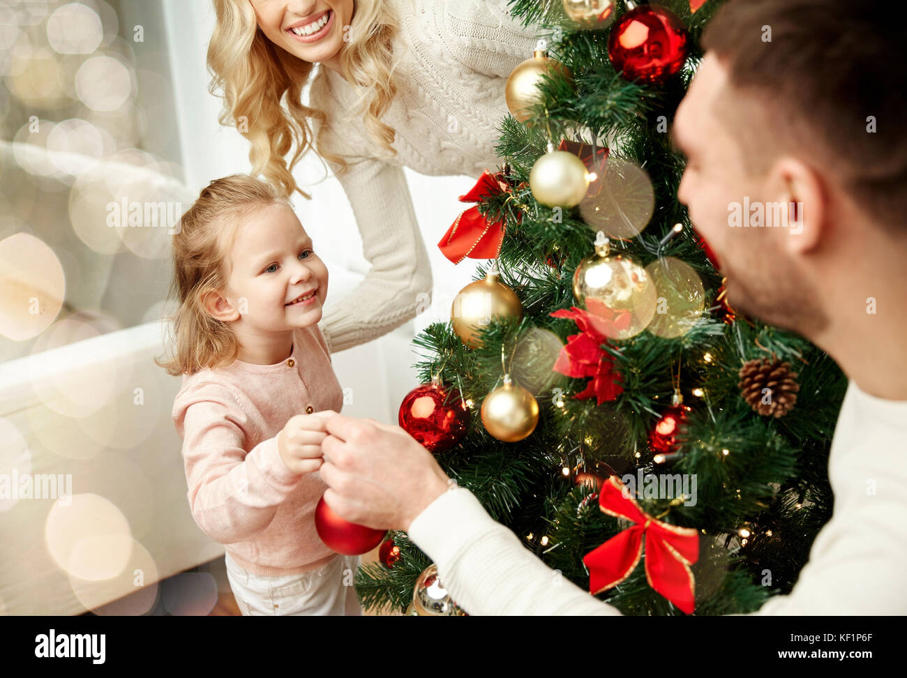 La famiglia felice decorazione albero di natale Foto Stock