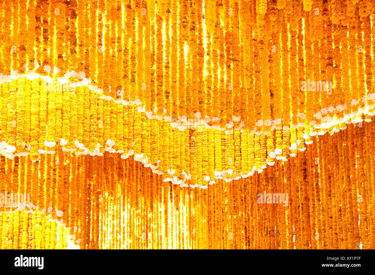 Composizione floreale in tunnel di thai royal cremazione cerimonia al pak klong mercato dei fiori Foto Stock
