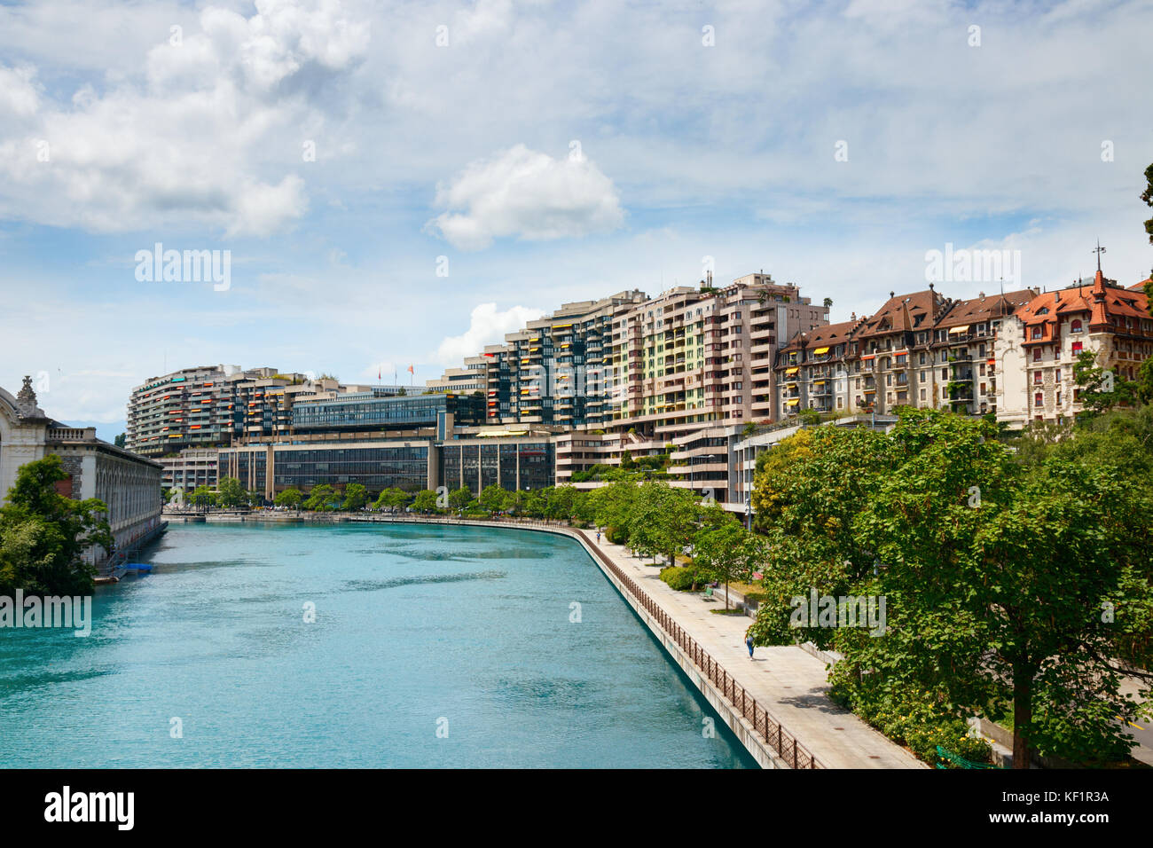 Vista del Rodano e il Quai du Seujet con edifici residenziali in una giornata di sole. Ginevra, Svizzera. Foto Stock
