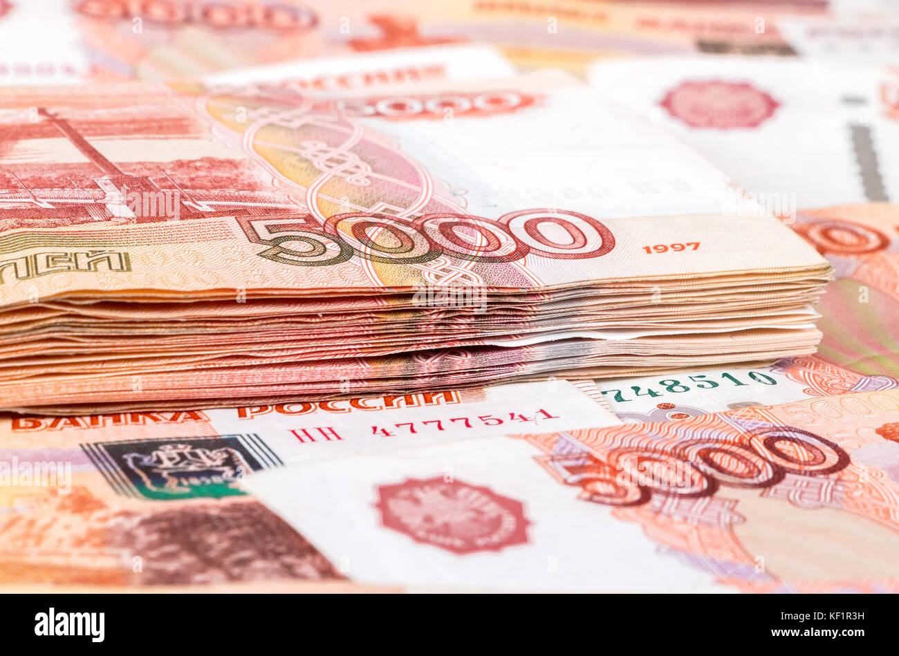 Pila di cinque millesimi banconote di rubli russi close up Foto Stock