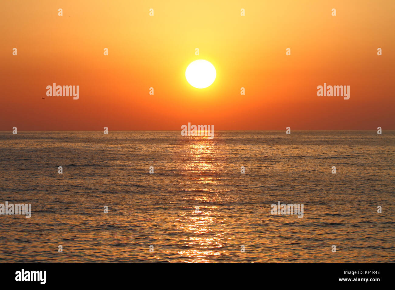 Tramonto Dorato con la riflessione sul mare Foto Stock