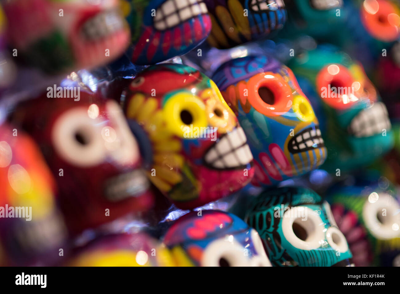 Moderni teschi di argilla colorati per gli ofrendas durante il giorno della festa dei morti in Messico Foto Stock