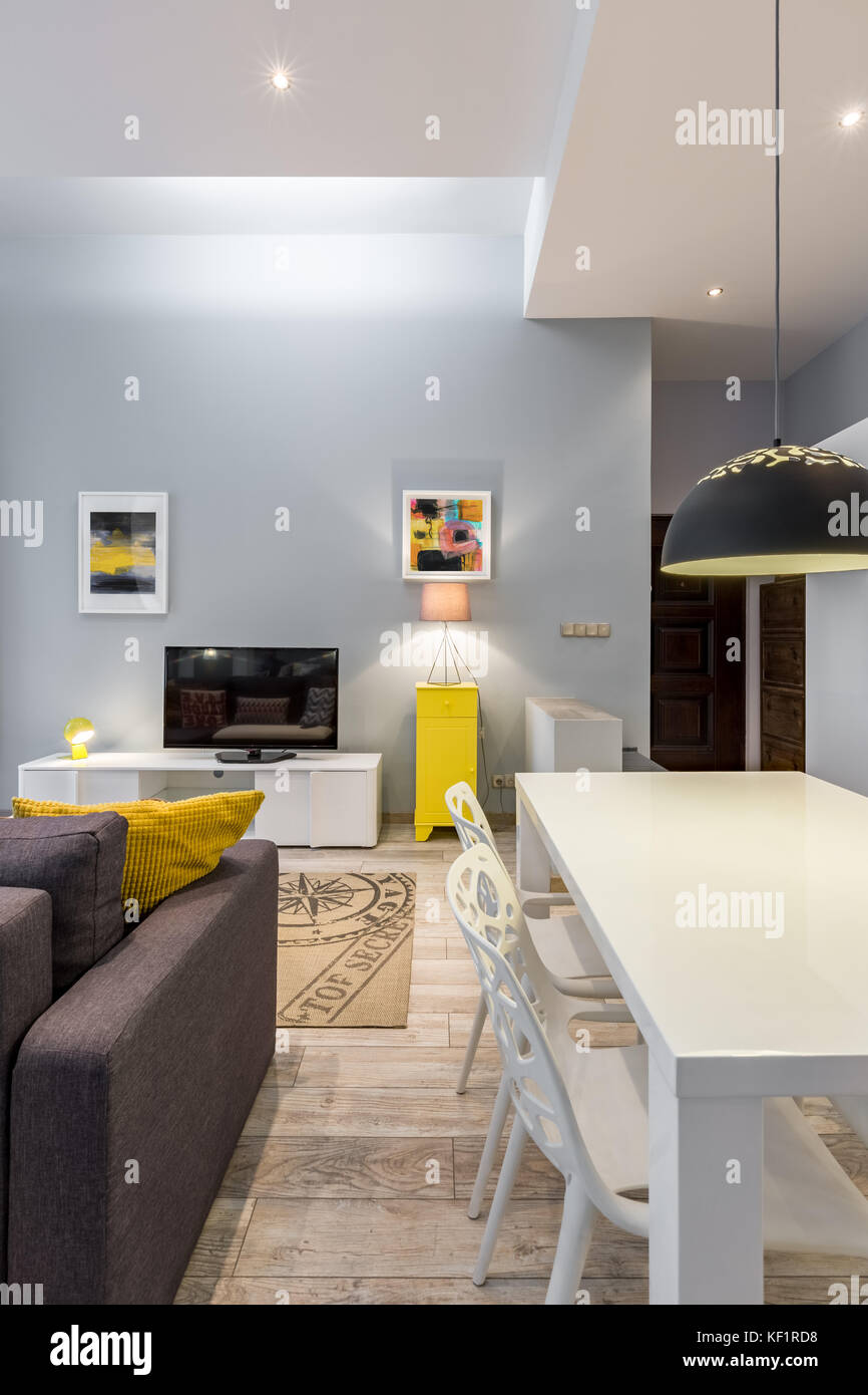 Home interno con moderni tavolo bianco e openwork sedie Foto Stock