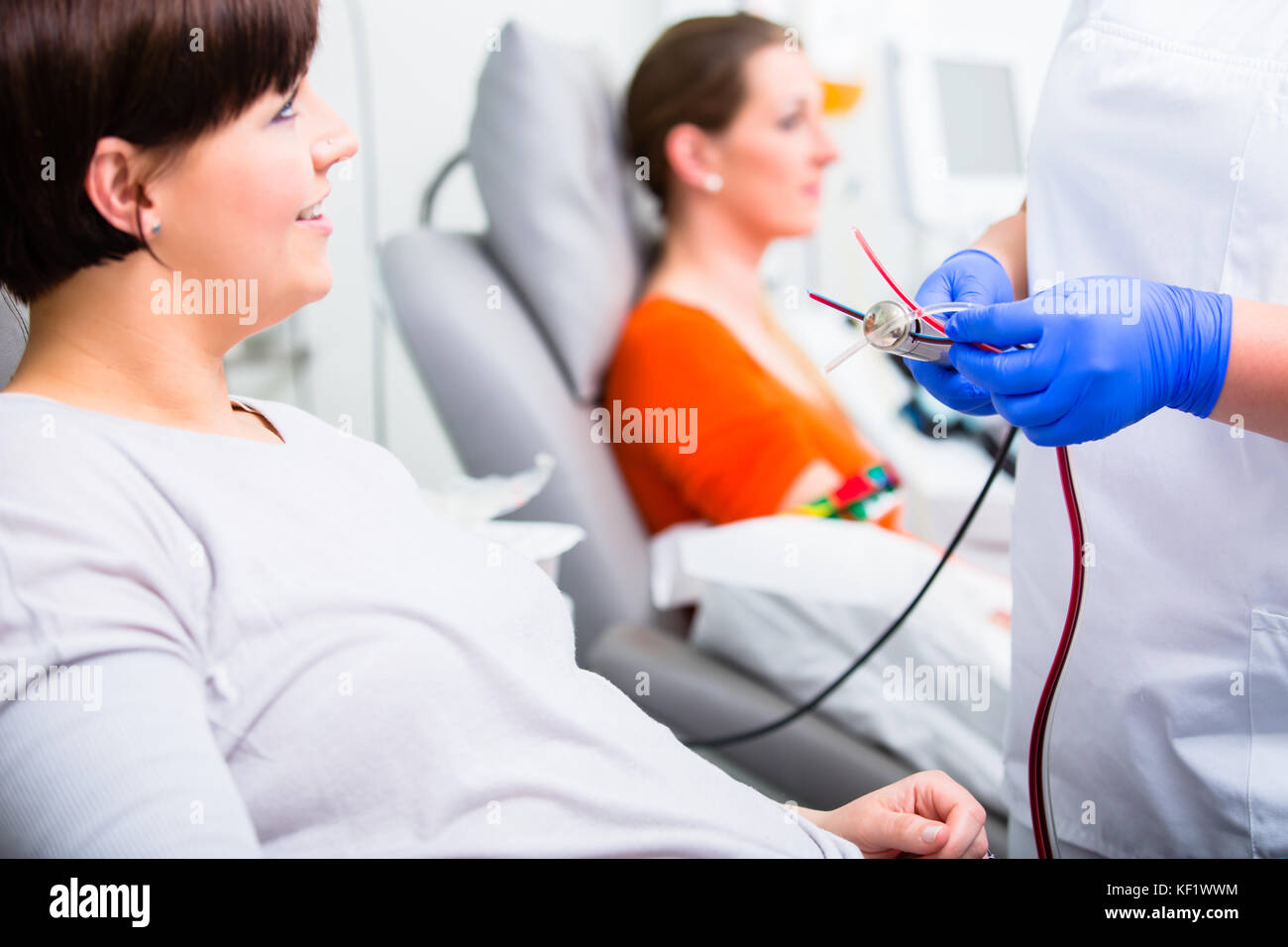 Disinfezione di infermiere punto di foratura prima della donazione del sangue Foto Stock