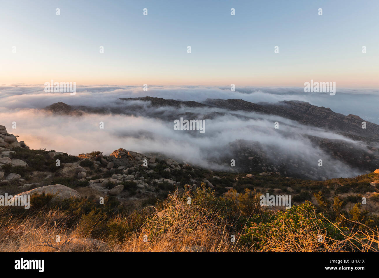 Nebbia di mattina nella santa susana passano tra Los Angeles e ventura contee del Sud California. vista girato dal picco roccioso park. Foto Stock