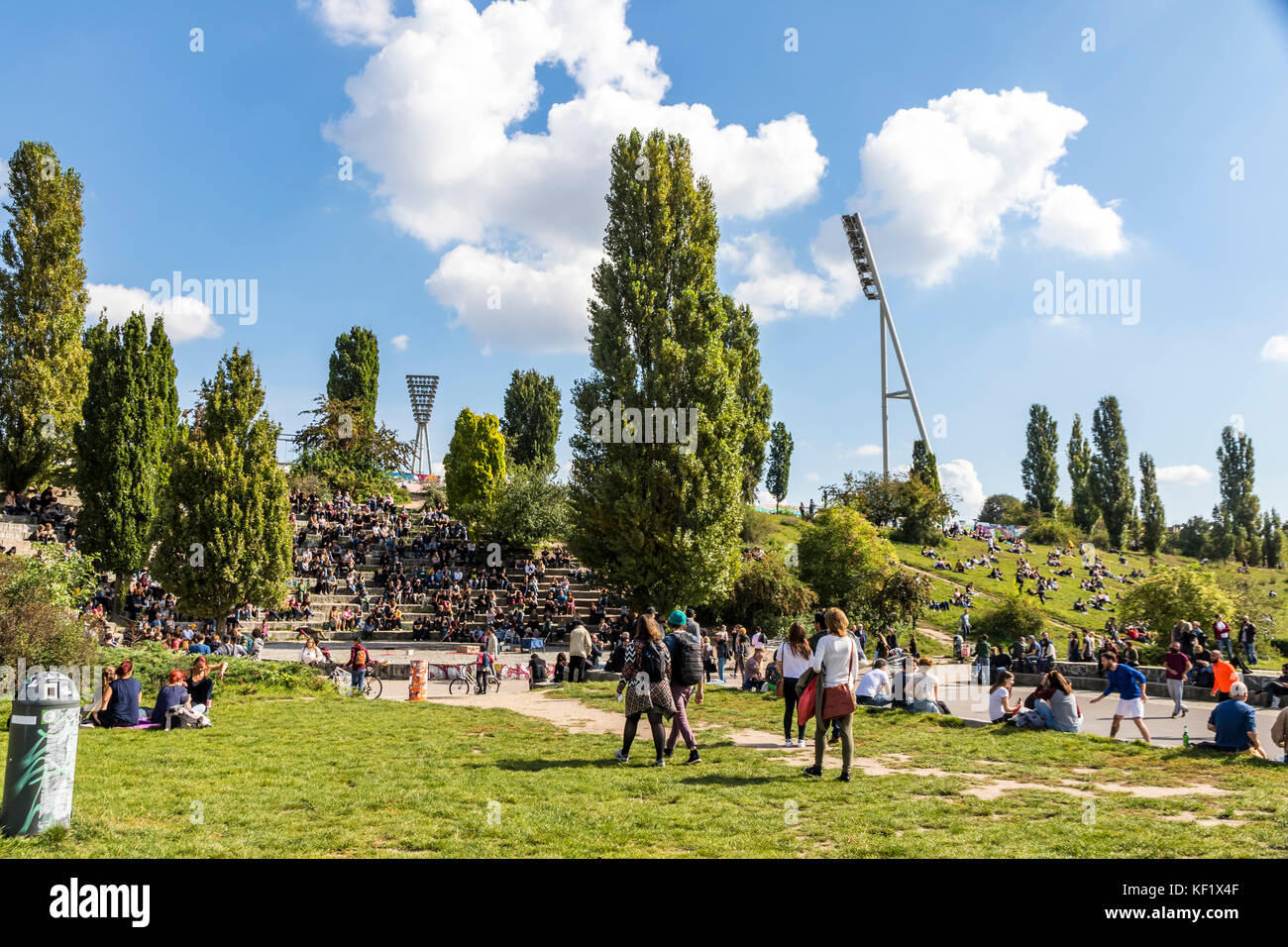 La domenica di sole si gode al Mauerpark di Berlino, in Germania Foto Stock