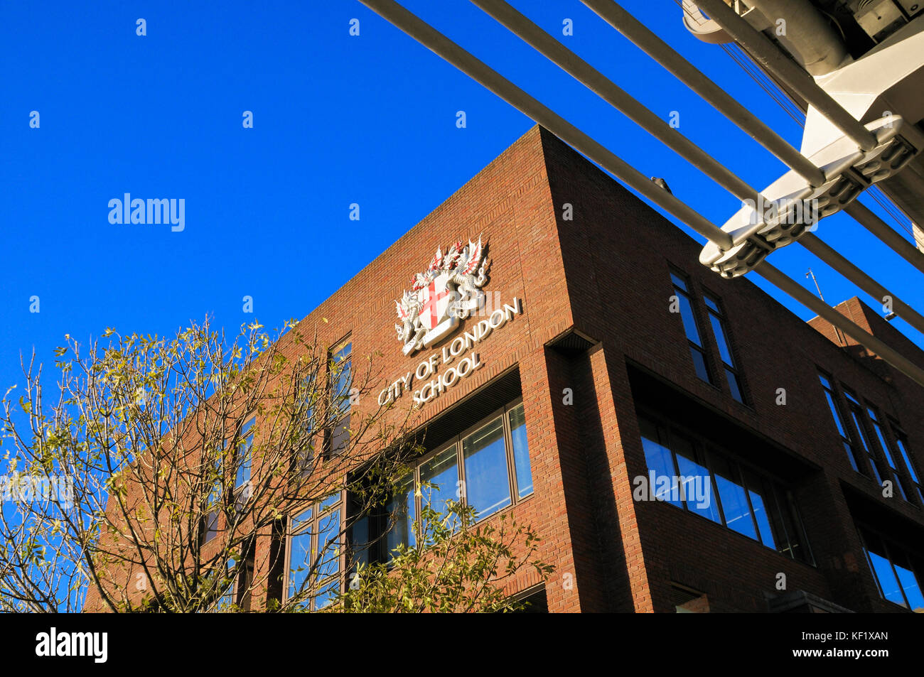 City of London School visto da sotto il Millennium Bridge. Foto Stock