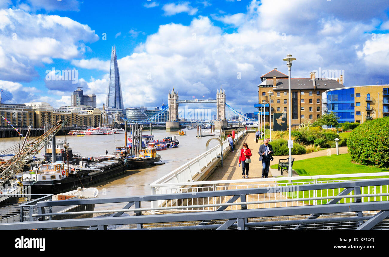 Wapping, a est di Londra. Il Tower Bridge e la Shard visto dal Tamigi percorso accanto all'Eremo Riverside Memorial Garden. Foto Stock