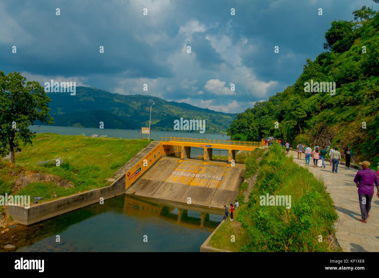 Pokhara, nepal - Novembre 04, 2017: i bambini non identificato la pesca nei pressi del lago Begnas in pokhara, Nepal Foto Stock