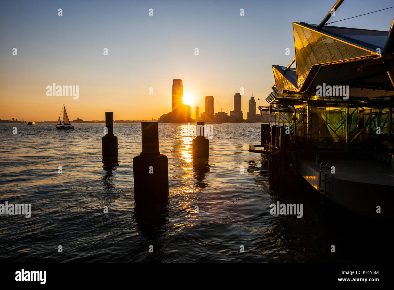 Ferry Terminal al tramonto sul fiume Hudson, sfondo New Jersey Foto Stock