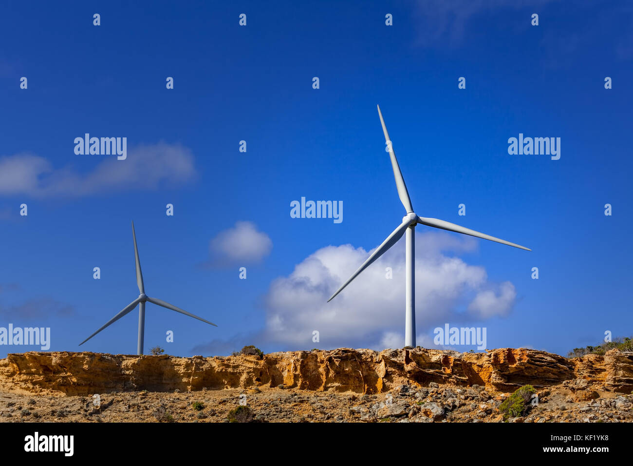 Due turbine eoliche con vivid blue sky come sfondo e spazio di copia Foto Stock