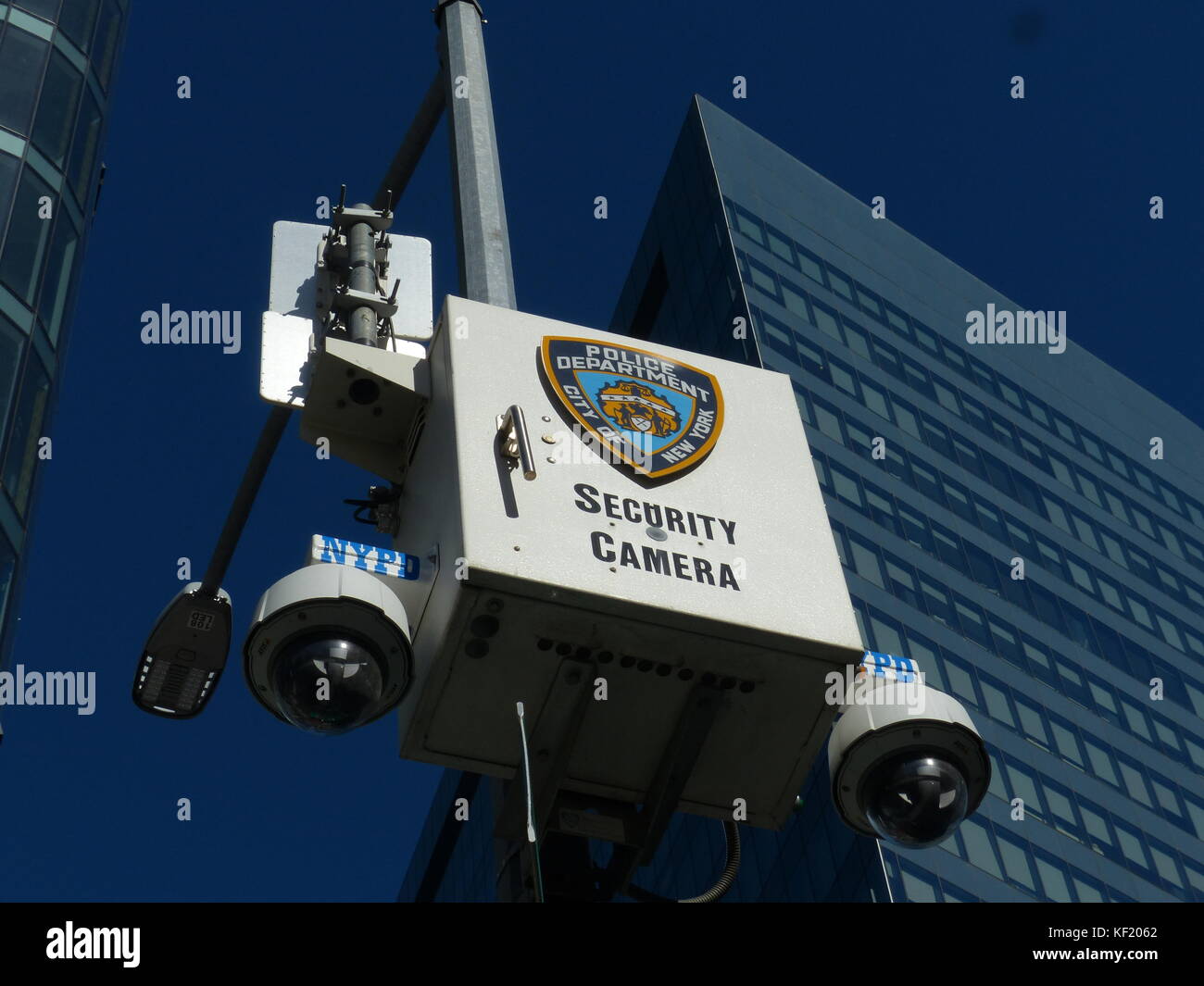 La vigilanza della polizia monitor telecamere Auto & traffico pedonale nella città di long island, regine Foto Stock
