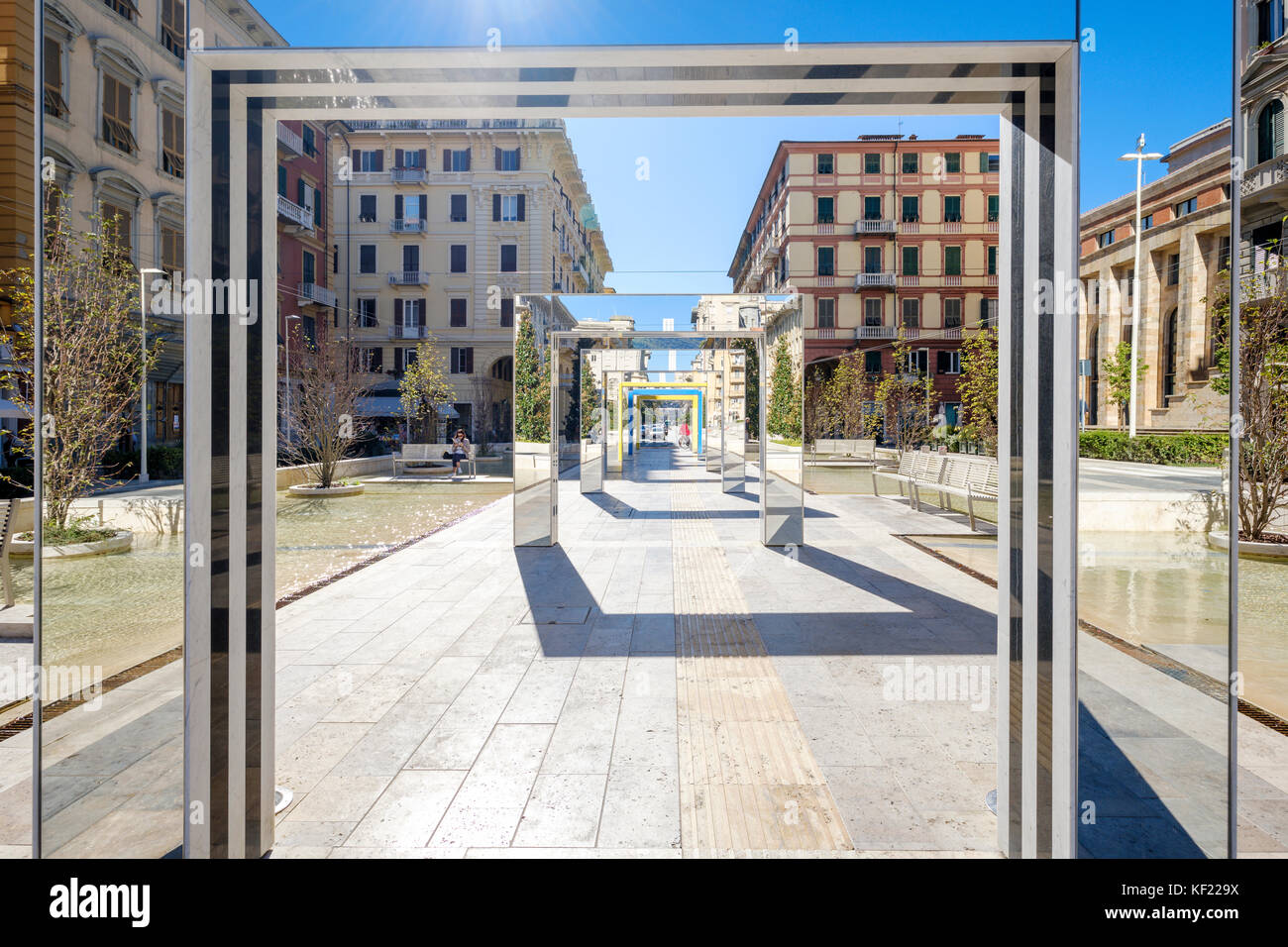 Strutture Specchiate Di Daniel Buren Su Piazza Verdi A La Spezia, Liguria, Italia Foto Stock