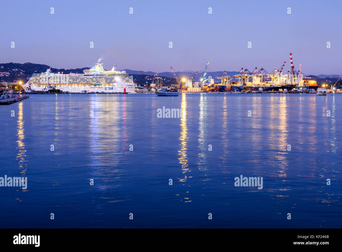 Porto di la Spezia, porto container e nave da crociera Royal Caribbean, Liguria, Italia Foto Stock