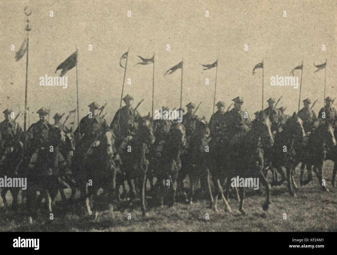 Questa immagine storica raffigura la cavalleria della seconda Repubblica polacca, nota anche come Kawaleria II RP, che mostra il ruolo dell'unità militare durante il periodo tra le due guerre della Polonia all'inizio del XX secolo. Foto Stock