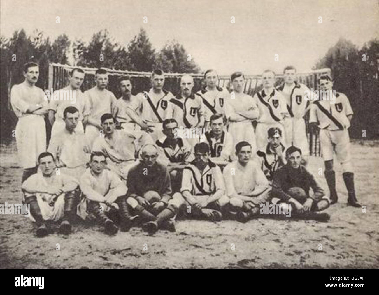 Questa immagine mostra il Legia Warsaw 1916, un'iconica squadra di calcio polacca. La fotografia riflette lo sviluppo del calcio polacco all'inizio del XX secolo e il ruolo della Legia nel plasmare la cultura sportiva del paese. Foto Stock