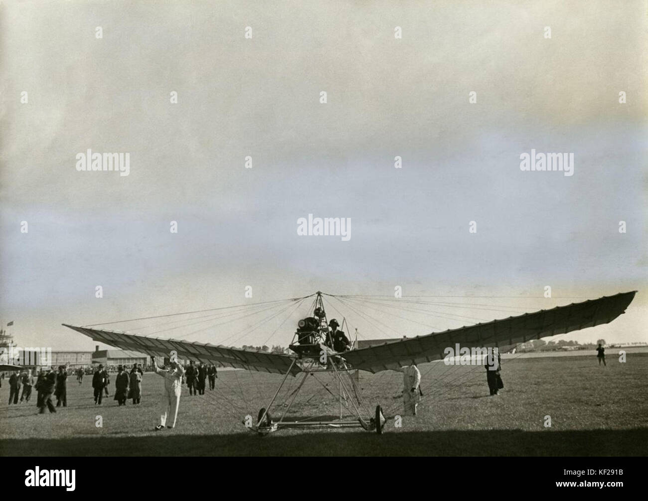 Una copia di una fotografia del Fokker Spin Aircraft presso l'aeroporto Waalhaven di Koolhoven, scattata il 22 dicembre 1938. Questa immagine mostra i primi giorni dell'aviazione nei Paesi Bassi, evidenziando il significato dell'aeromobile Fokker nella storia dell'aviazione. Foto Stock