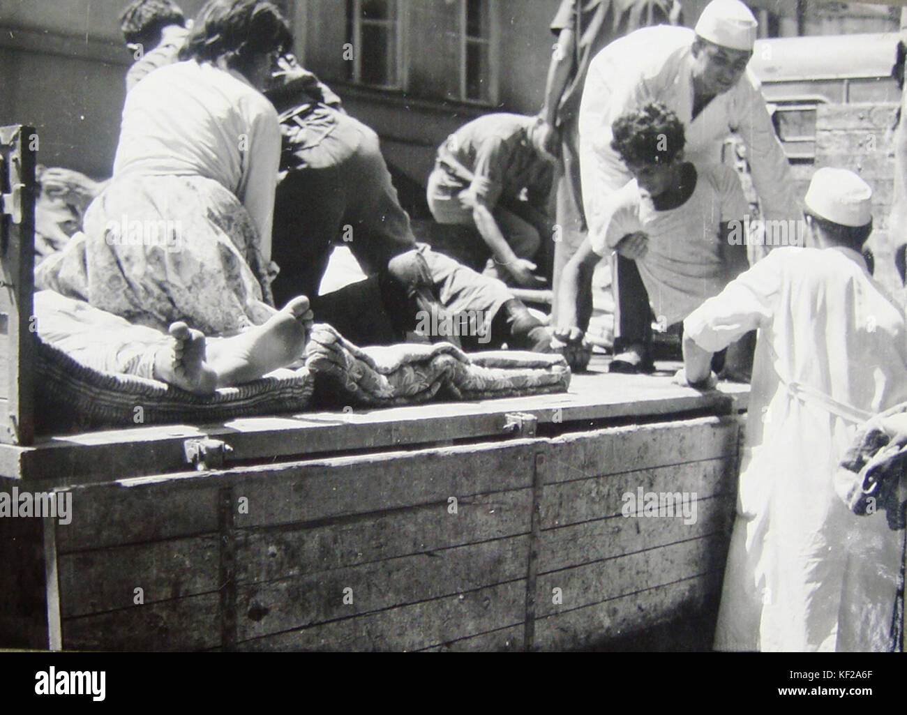 Un team medico sul posto in uno scenario di emergenza o di trattamento, che cattura il lavoro professionale degli operatori sanitari in un contesto reale, riflettendo il loro ruolo nell'assistenza critica. Foto Stock