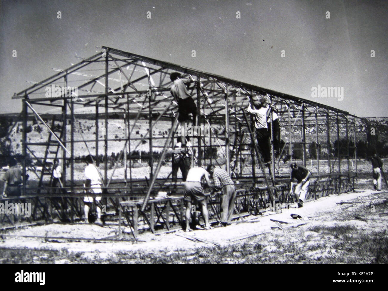 Questo titolo si riferisce alla costruzione di edifici in un quartiere periferico, probabilmente discutendo di architettura e pianificazione urbana in quest'area. Foto Stock