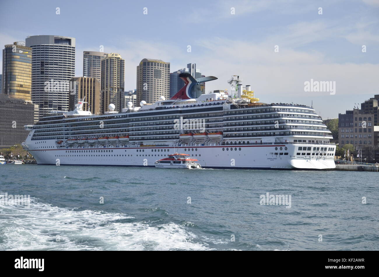 Nave da crociera Carnival spirit presso la sua casa porto di Sydney, Australia. è stato lanciato nel 2001 e costruito a kvaerner masa a Helsinki in Finlandia Foto Stock