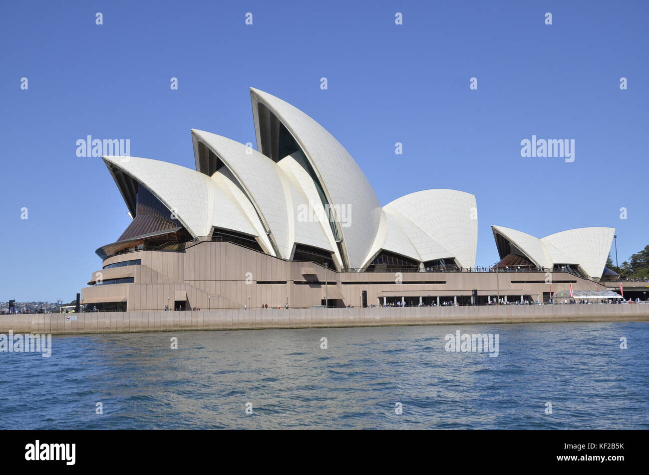 Sydney Opera House at Bennelong Point nel porto di Sydney Foto Stock