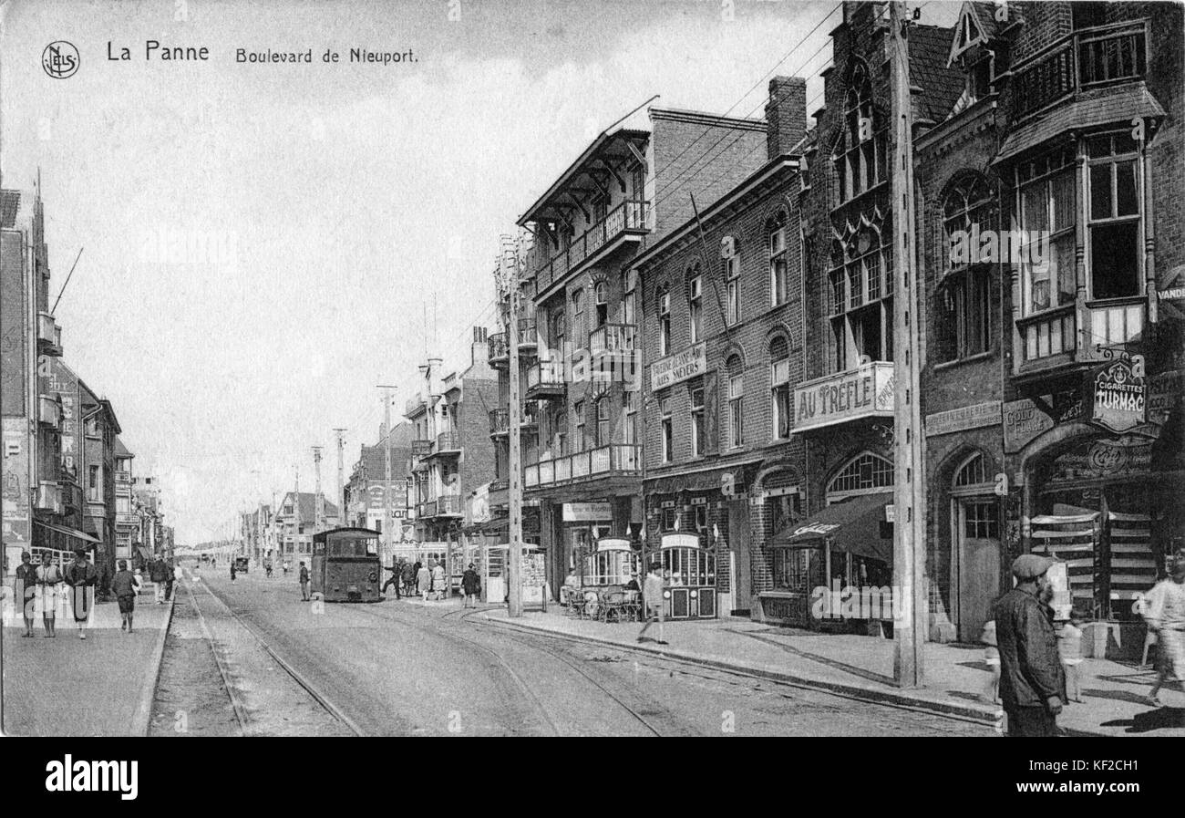 Una fotografia di Stoomtram De Panne, un servizio di tram a vapore che opera in Belgio. L'immagine mostra il tram mentre viaggia attraverso la campagna, catturando il metodo di trasporto storico utilizzato all'inizio del XX secolo. Foto Stock