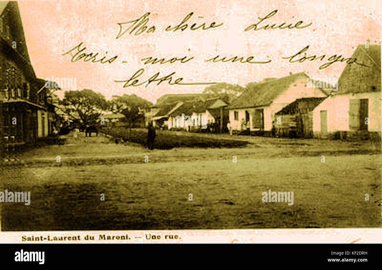 Questa è una fotografia di Rue de Saint Laurent du Maroni, una strada nella regione della Guiana francese. Rappresenta l'ambiente e l'architettura di questo locale tropicale. Foto Stock