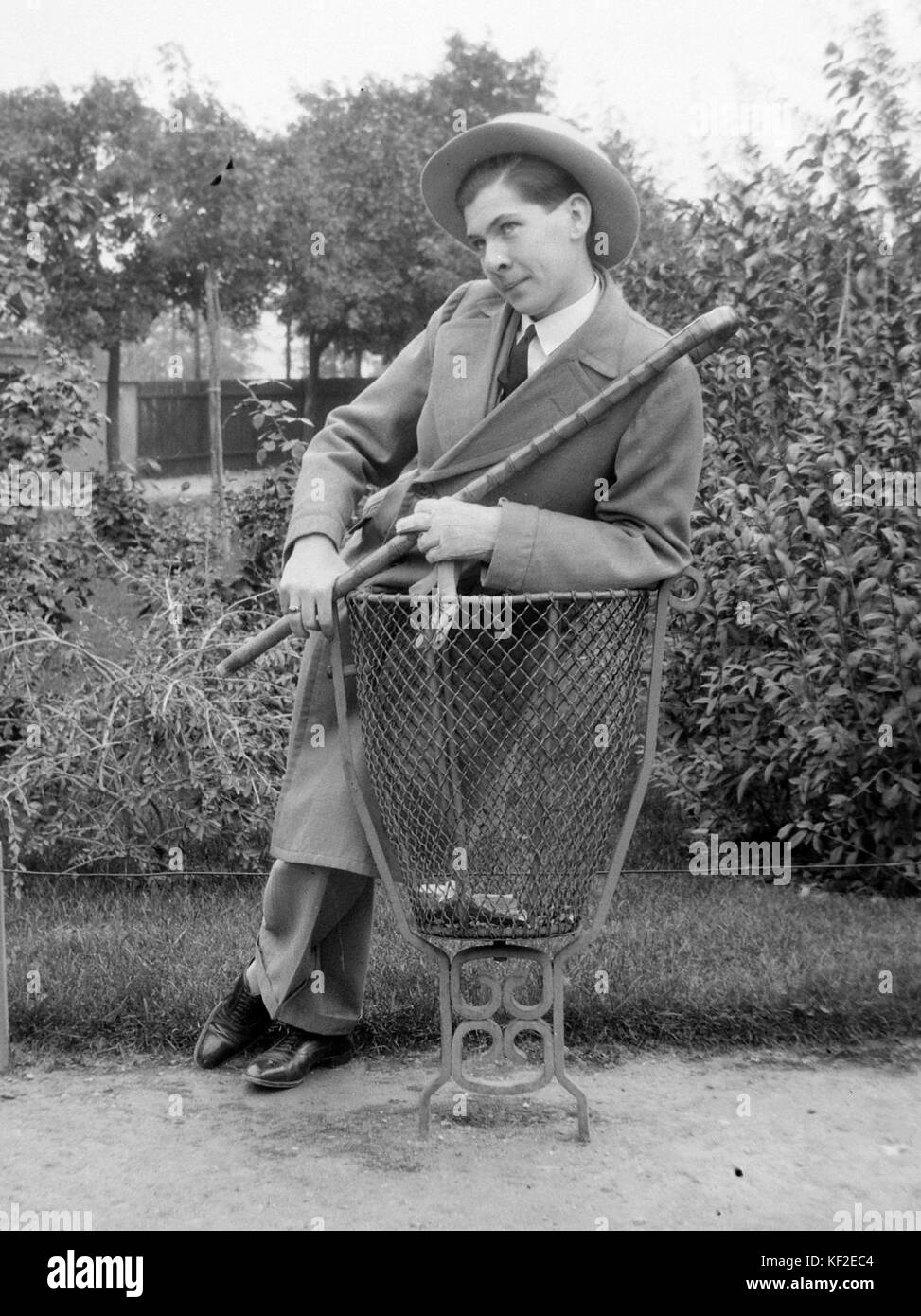 Ritratto, uomo, bastone da passeggio, postura, cestino, arredo 15761 Foto Stock