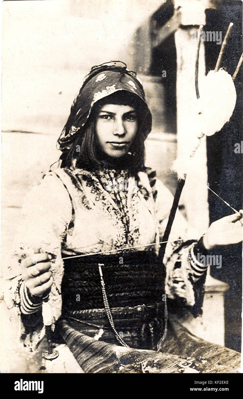 Questa cartolina d'epoca presenta un'immagine dello Spinnerin, un oggetto notevole o un punto di riferimento associato a uno specifico contesto culturale o storico. La cartolina cattura l'essenza del periodo di tempo in cui è stata creata, fornendo informazioni sulle tendenze estetiche e di design di quell'epoca. Foto Stock