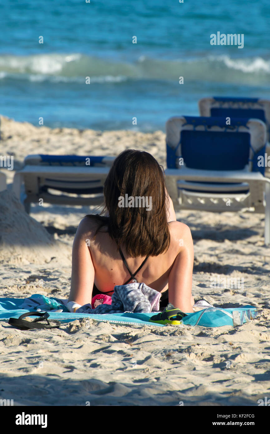 La donna a prendere il sole in s'illot, Mallorca Foto Stock