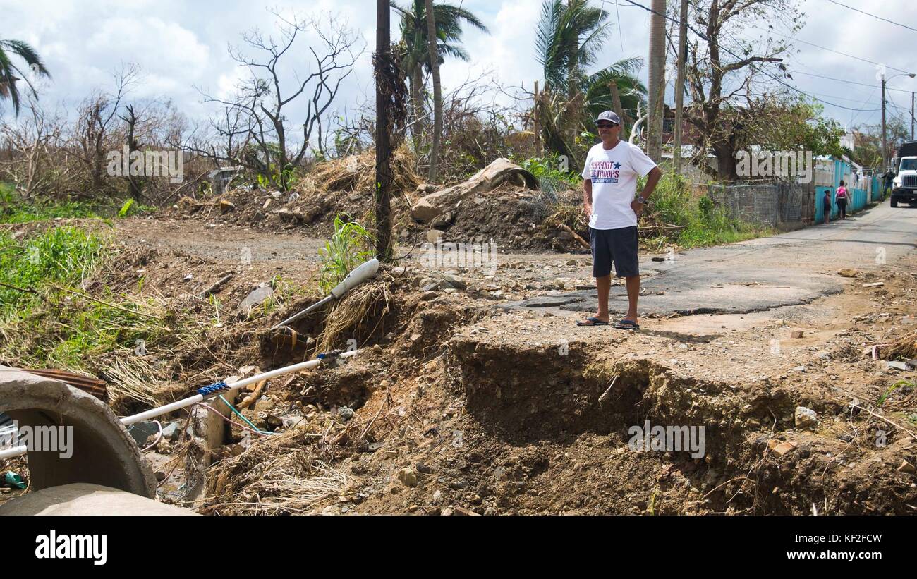 I Marines degli Stati Uniti e i marinai della Marina degli Stati Uniti collaborano con i residenti portoricani locali per riparare una strada danneggiata dall'uragano Maria il 2 ottobre 2017 a Ceiba, Porto Rico. Foto Stock