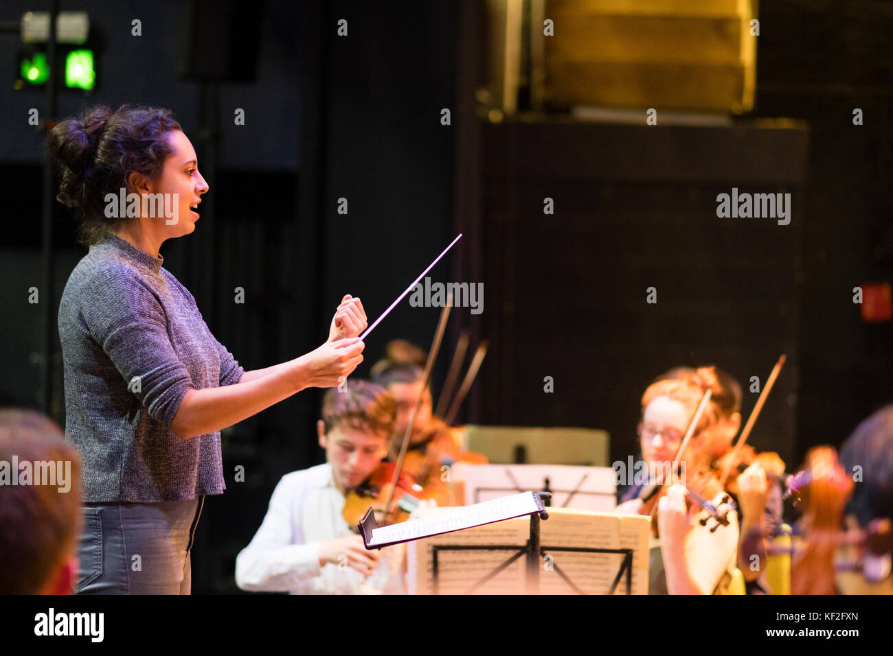 Gabriella Teychenné, che conduce con l'Orion Orchestra al MusicFest Aberystwyth, luglio 2017 Foto Stock