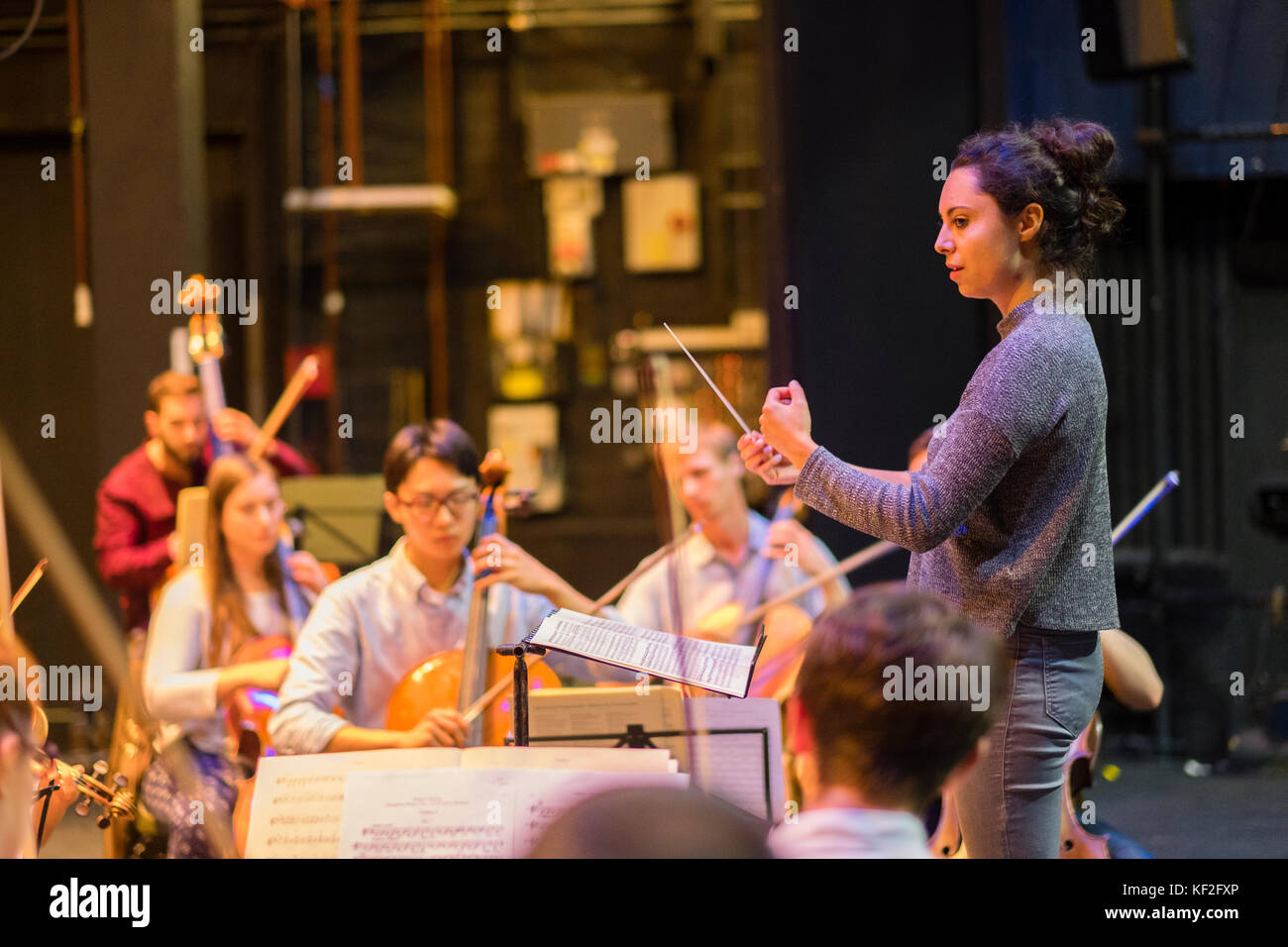 Gabriella Teychenné, che conduce con l'Orion Orchestra al MusicFest Aberystwyth, luglio 2017 Foto Stock