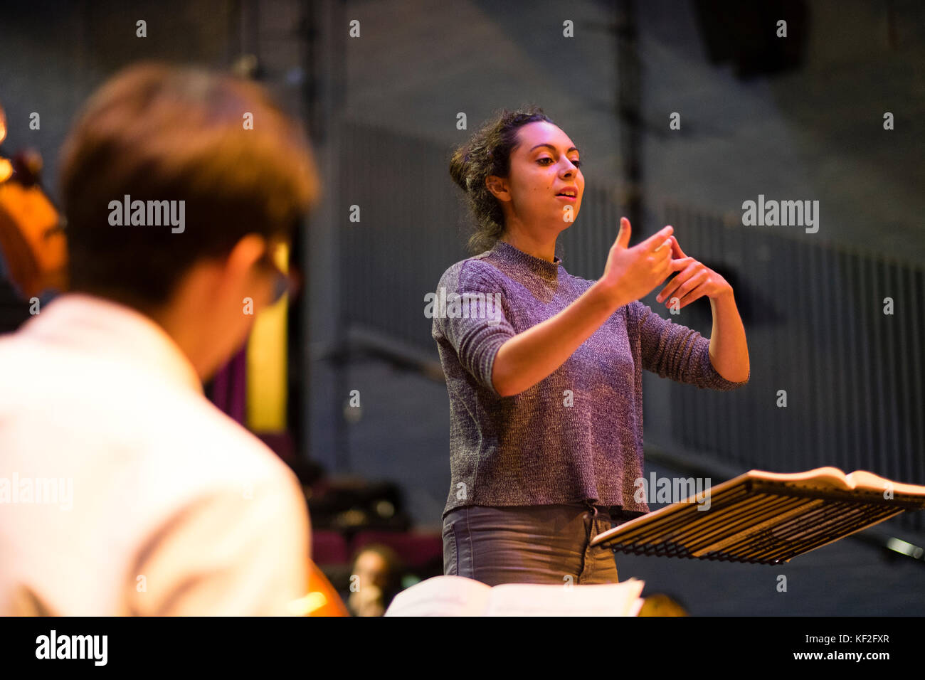 Gabriella Teychenné, che conduce con l'Orion Orchestra al MusicFest Aberystwyth, luglio 2017 Foto Stock