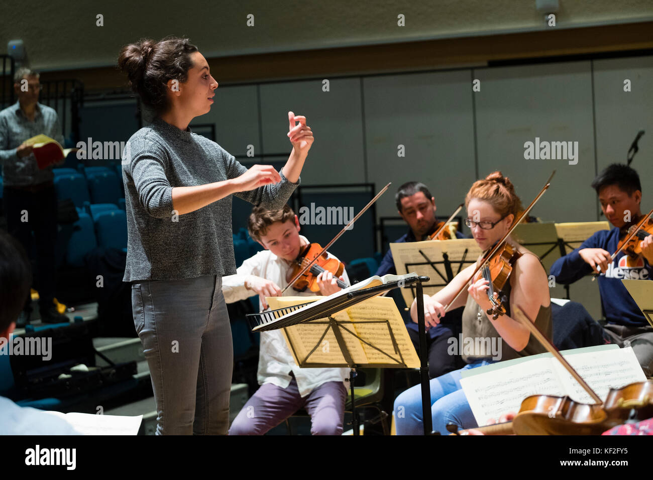 Gabriella Teychenné, che conduce con l'Orion Orchestra al MusicFest Aberystwyth, luglio 2017 Foto Stock