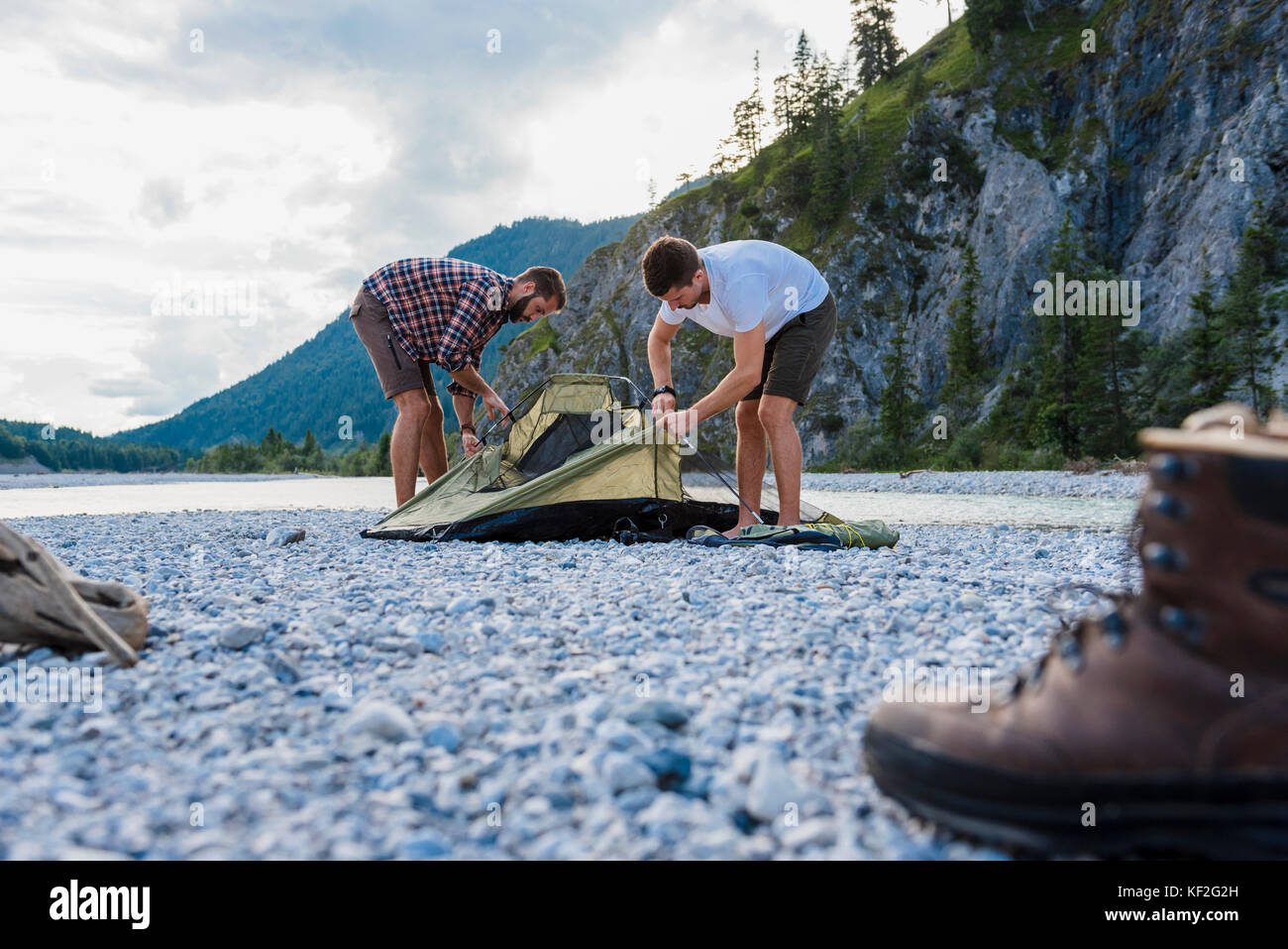 In Germania, in baviera, due escursionisti mettendo a tenda sulla banca di ghiaia Foto Stock