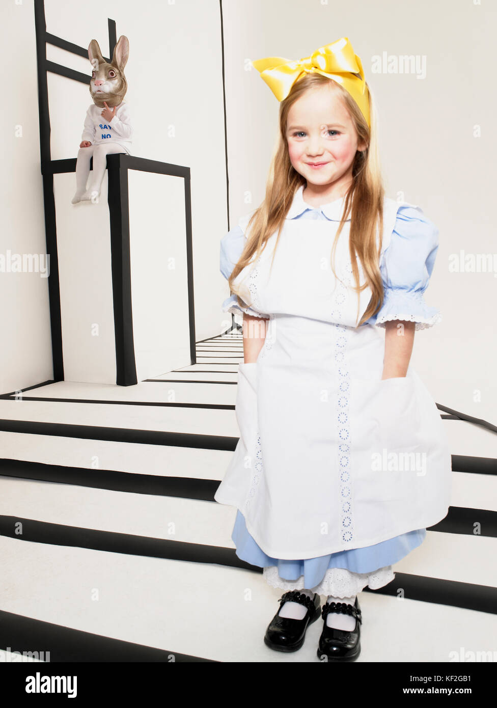Ritratto di sorridente bambina vestito come Alice nel paese delle meraviglie  Foto stock - Alamy