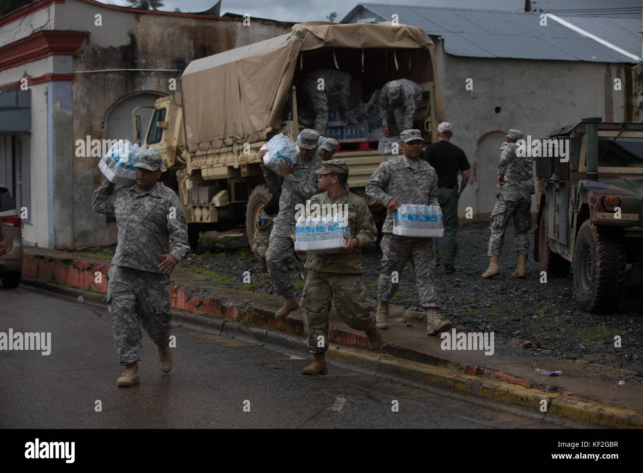 Negli Stati Uniti i soldati dell esercito di offrire forniture di emergenza di Puerto Rican residenti a seguito dell'uragano maria ottobre 9, 2017 in maricao, puerto rico. Foto Stock