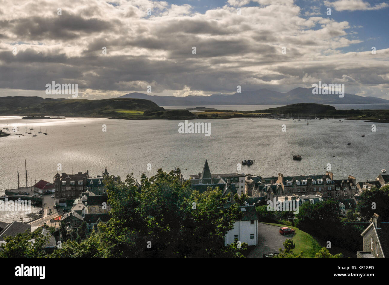 La vista sulla città di Oban dalla follia di mccaig's tower su tutta la baia e il Firth of Lorn alle isole di kerrera e mull in estate Foto Stock