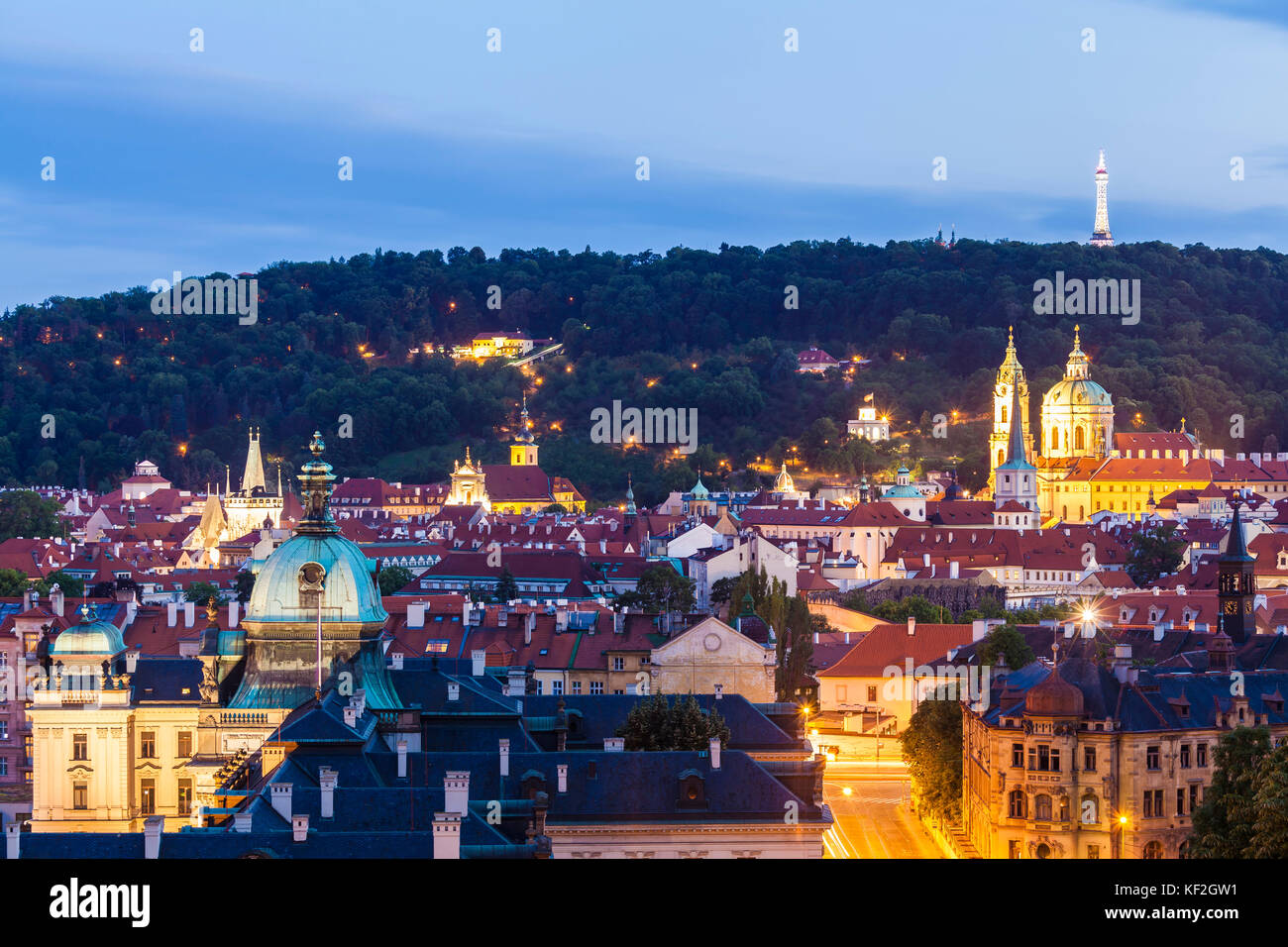 Tschechien, Prag, Moldava, Stadtansicht, Kleinseite, Kirche San Nicolò, Aussichtsturm Petrin Foto Stock