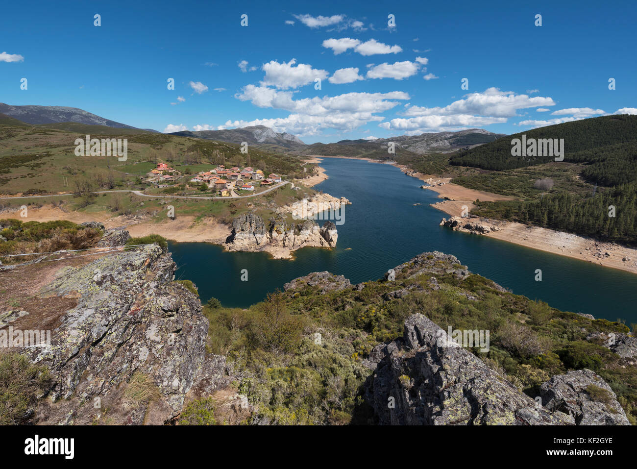 Il paesaggio del lago di camporredondo in Palencia, Castilla y León, Spagna. Foto Stock