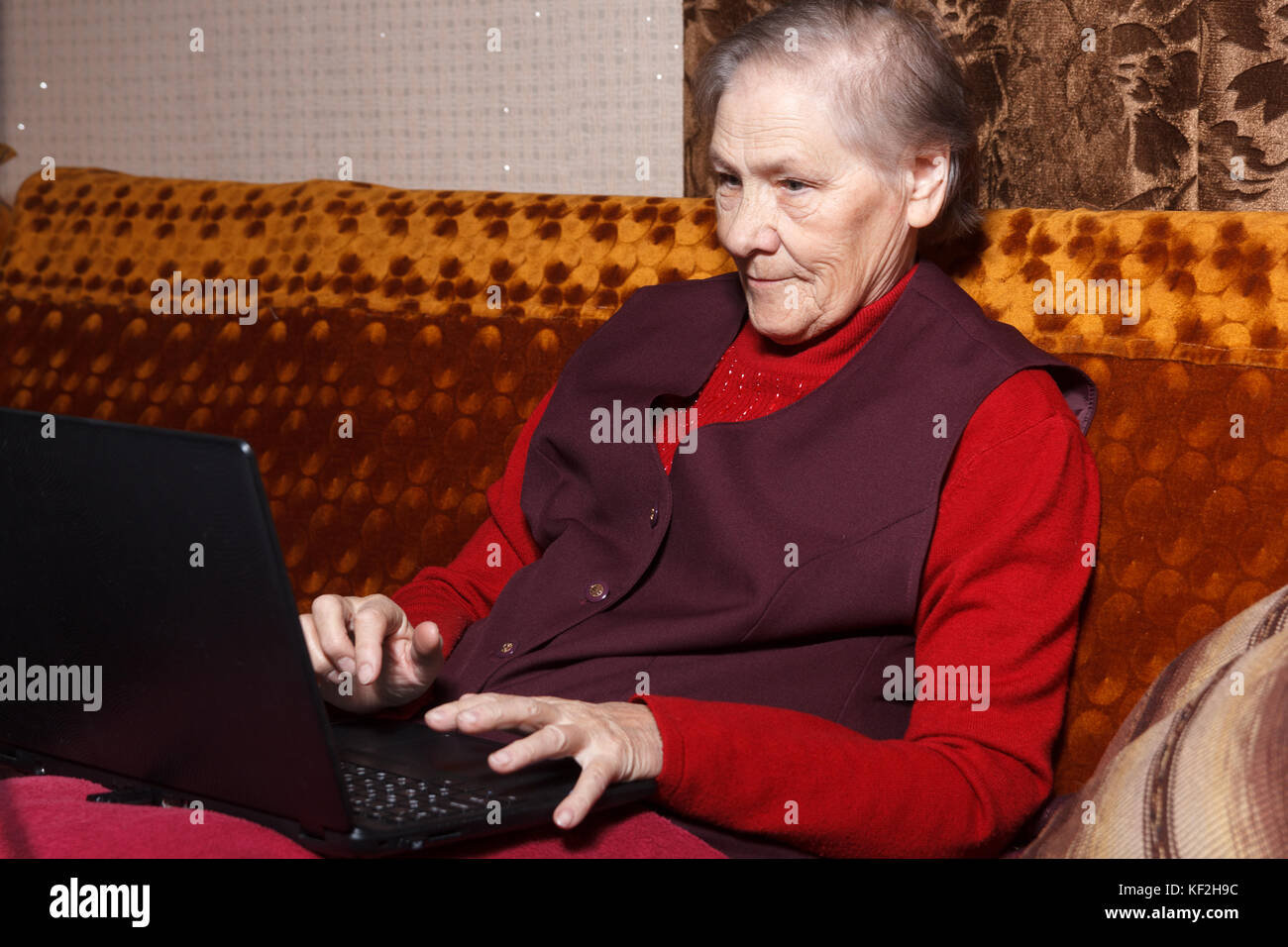 Le donne anziane tramite il computer Foto Stock