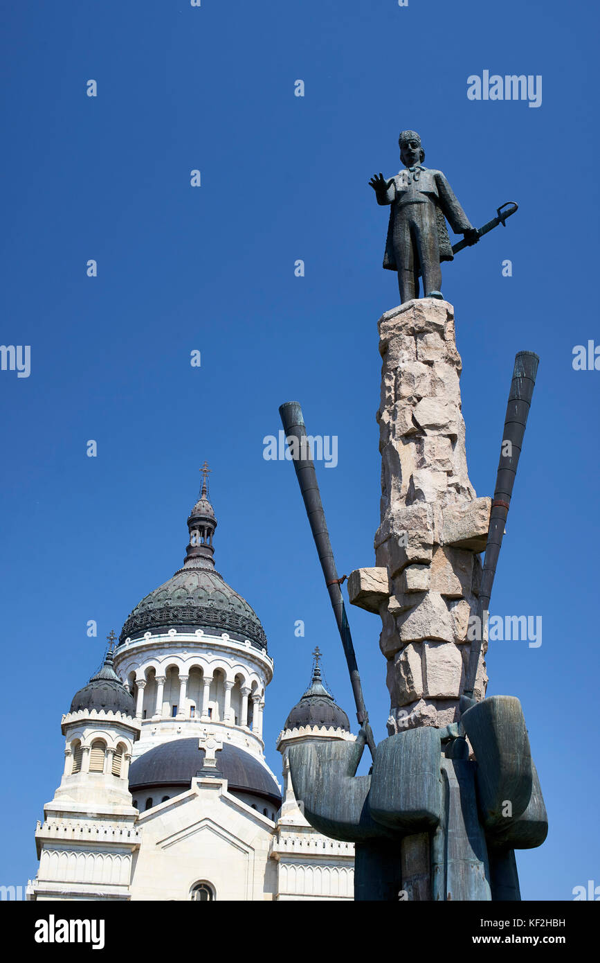 Statua di Avram Iancu con dormizione della Theotokos cattedrale, Cattedrale Ortodossa, Cluj in background contro un cielo blu chiaro Foto Stock