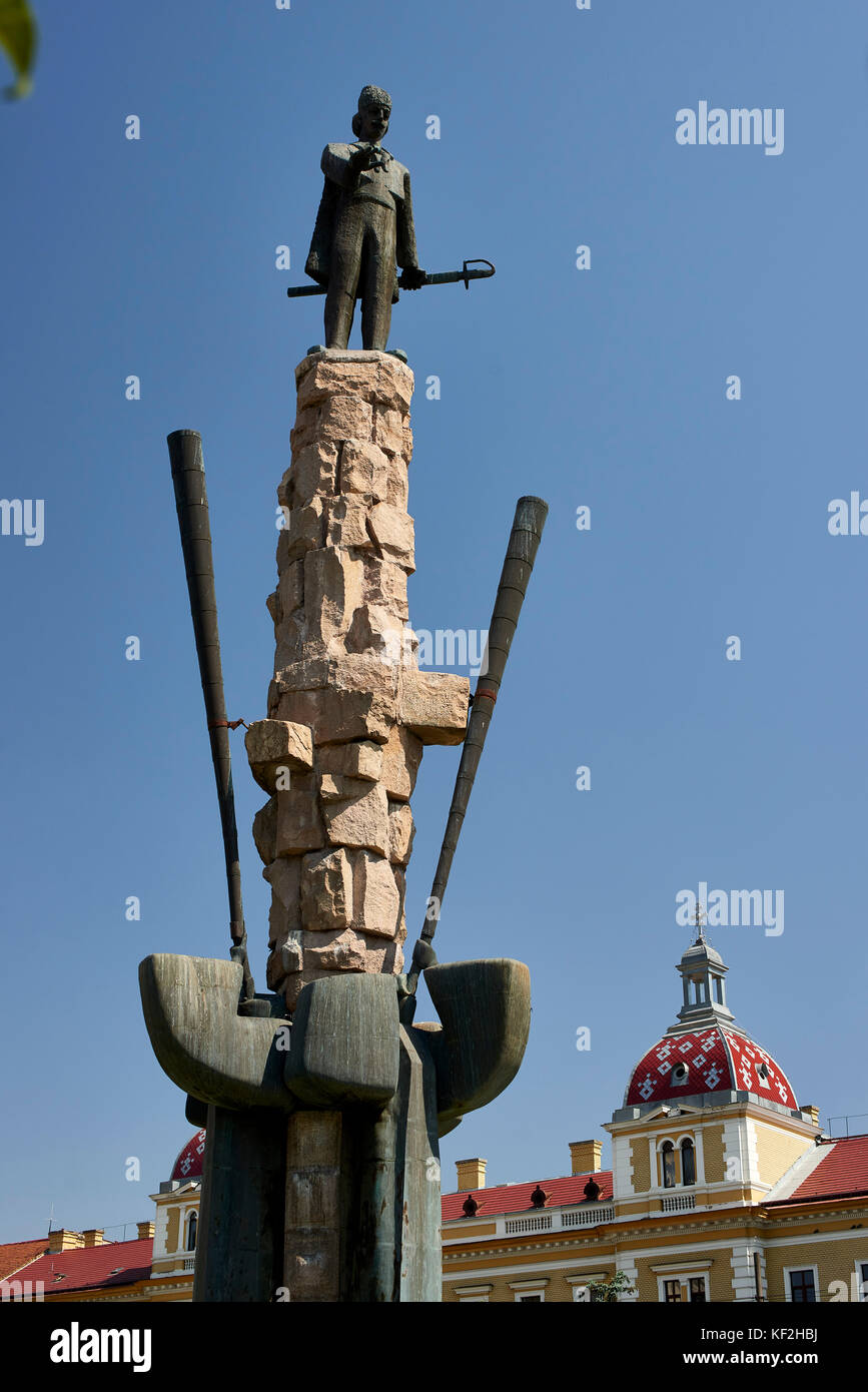 Statua di Avram Iancu nella motivazione della Cattedrale Ortodossa, Cluj contro un cielo blu chiaro Foto Stock