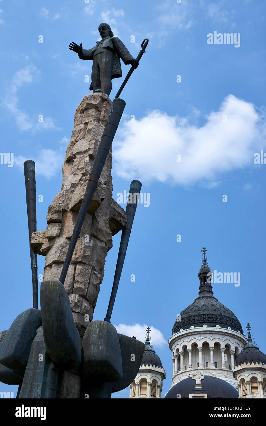 Statua di Avram Iancu con dormizione della Theotokos cattedrale, Cattedrale Ortodossa, Cluj in background contro un cielo blu chiaro Foto Stock